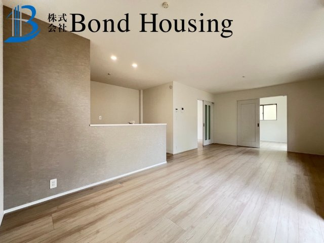 西江井ヶ島駅まで徒歩5分の立地　西島841番　新築戸建の居間・リビング