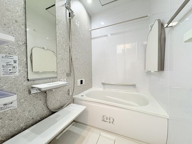 【浴室】 | 新座市野寺4丁目　新築一戸建住宅　全1棟　(保谷店) | 1日の疲れを癒す広々としたバスルーム。浴室乾燥機が備わり、防カビ対策や雨の日のお洗濯にも活躍いたします。