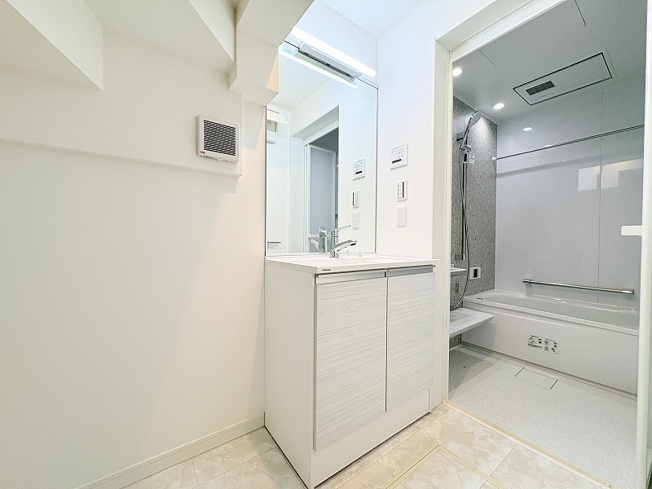 【独立洗面台】 | 新座市野寺4丁目　新築一戸建住宅　全1棟　(保谷店) | 洗面台には大きく見やすい鏡が付いているので、身支度がスムーズに行えます。