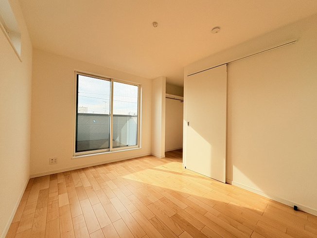 【寝室】 | 新座市野寺4丁目　新築一戸建住宅　全1棟　(保谷店) | 3階6.0帖/バルコニーが設けられた開放感あるお部屋。