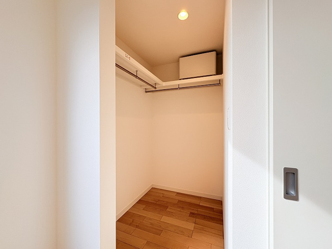 【収納】 | 新座市野寺4丁目　新築一戸建住宅　全1棟　(保谷店) | 衣類や趣味用品もまとめてしまえるウォークインクローゼット。