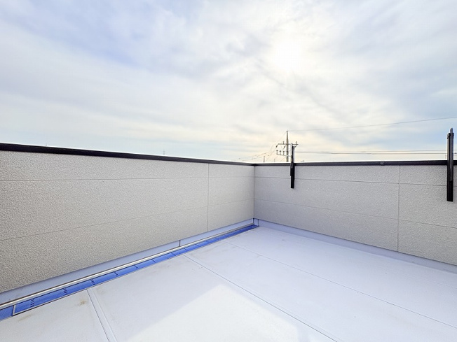 【バルコニー】 | 新座市野寺4丁目　新築一戸建住宅　全1棟　(保谷店) | 13.15ｍ2のルーフバルコニー！広々とした空間でたくさんの洗濯物も一度に干すことができます。