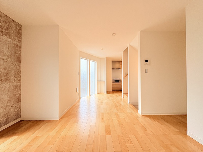 【居間・リビング】 | 新座市野寺4丁目　新築一戸建住宅　全1棟　(保谷店) | 暮らしの中心となるリビングは、ご家族で心地良く過ごせる空間に。