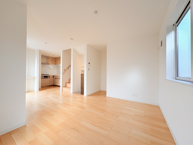 【居間・リビング】 | 新座市野寺4丁目　新築一戸建住宅　全1棟　(保谷店) | リビング内に階段があることで、ご家族との会話も自然と増えそうです。