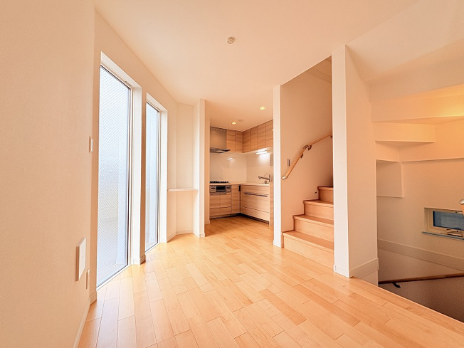 【居間・リビング】 | 新座市野寺4丁目　新築一戸建住宅　全1棟　(保谷店) | 落ち着いた色味のクロスとフローリングでほっと一息つける空間。