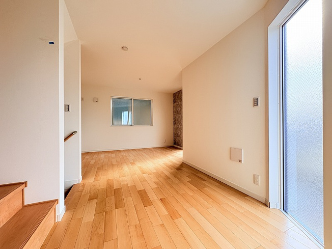 【居間・リビング】 | 新座市野寺4丁目　新築一戸建住宅　全1棟　(保谷店) | 開放的な空間でゆったりとやすらぎに包まれた時をお過ごしください。