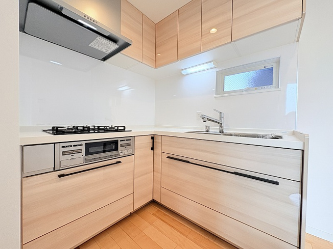 【キッチン】 | 新座市野寺4丁目　新築一戸建住宅　全1棟　(保谷店) | 収納豊富なシステムキッチンで調理道具がスッキリと片付きます。