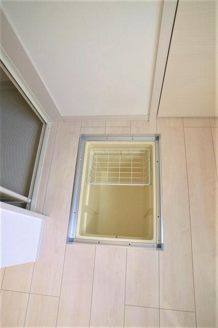 同建物、別室内