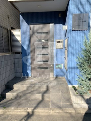 【エントランス】 | レ・フレール | 清潔なエントランスです