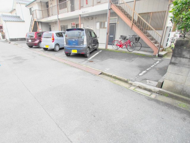 西山本ハイツの駐車場