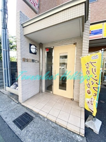 鎌倉市小袋谷１丁目の賃貸マンションのエントランス