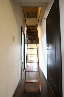 【設備】 | ファーストアベニュー木刈 | 廊下天井に屋根裏収納（13.62㎡）あります！