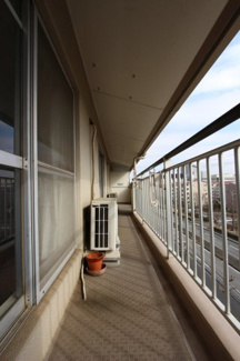 【バルコニー】 | ファーストアベニュー木刈 | 南面に面したお部屋から出入り可能なワイドバルコニー！