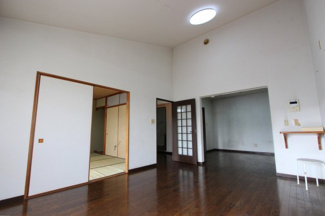 【居間・リビング】 | ファーストアベニュー木刈 | 最上階だからこその天井高は魅力ですね！