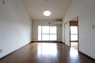 【居間・リビング】 | ファーストアベニュー木刈 | 南東向きにつき陽当たり良好なリビングダイニング！