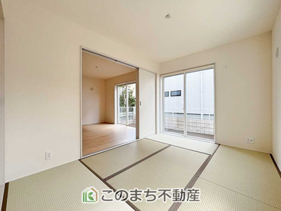 【和室】 | LiveleGarden.S下野烏ケ森　1号棟 | お子様のお昼寝にも便利な和室です。大きな窓から暖かな日差しが差し込みます♪