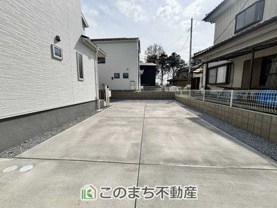 【駐車場】 | LiveleGarden.S下野烏ケ森　1号棟 | 広い駐車場ございます。楽々車4台駐車できます。