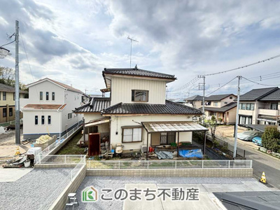 【展望】 | LiveleGarden.S下野烏ケ森　1号棟 | 2階バルコニーからは、開放感あふれる穏やかな街並みを一望。
空が広く感じられ、晴れた日には気持ちよくお洗濯や外気浴も楽しめます

