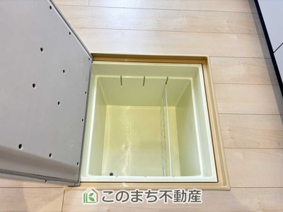 【収納】 | LiveleGarden.S下野烏ケ森　1号棟 | キッチンには床下収納を備え、食品や日用品のストック収納に便利。すっきり片付く使い勝手の良い設備です。
