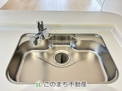 【キッチン】 | LiveleGarden.S下野烏ケ森　1号棟 | 大きなシンク付きで、洗い物も楽々できます。
