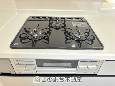 【キッチン】 | LiveleGarden.S下野烏ケ森　1号棟 | 三ツ口コンロ採用で、同時調理もスムーズ◎！お料理を並べられるカウンター付きで、配膳・片付けをサポート！リビングで過ごすご家族とコミュニケーションを楽しみながら作業可能です♪
