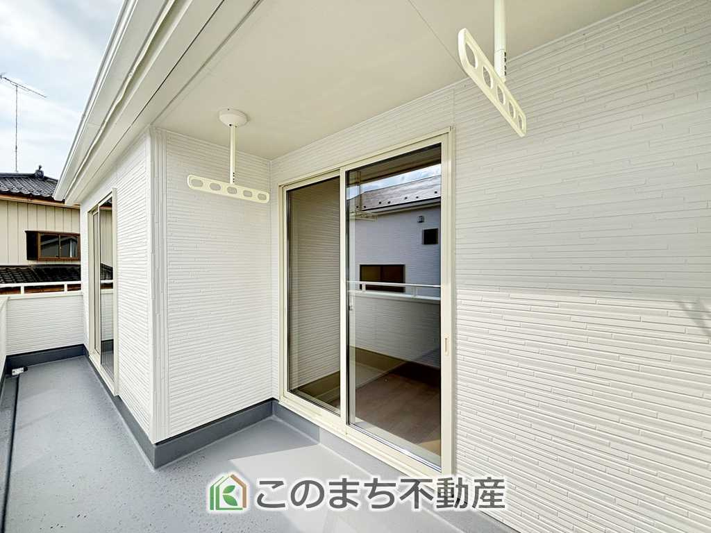 LiveleGarden.S下野烏ケ森のバルコニー|南向きの大型バルコニーは陽当り良好で、たっぷりのお洗濯物もよく乾きます！
さらにインナーバルコニーなので雨の日でも安心してお出かけできますね♪