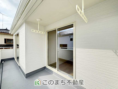 【バルコニー】 | LiveleGarden.S下野烏ケ森　1号棟 | 南向きの大型バルコニーは陽当り良好で、たっぷりのお洗濯物もよく乾きます！
さらにインナーバルコニーなので雨の日でも安心してお出かけできますね♪