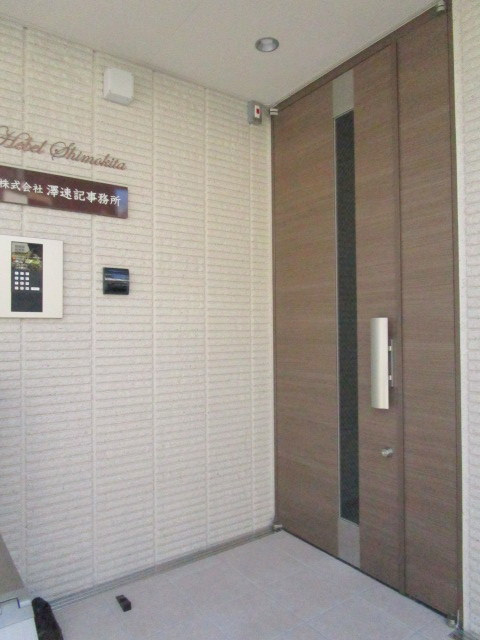 ＨＥＢＥＬ　ＳＨＩＭＯＫＩＴＡのエントランス|オートロック付きのエントランス