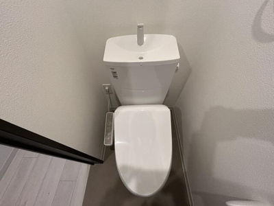 【トイレ】 | (仮称)ジーメゾン大和イースト(ジーメゾンヤマトイースト) | 同メーカー施工例
※ドアは便器の前に有り