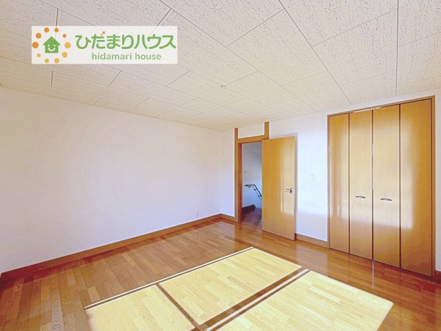 【寝室】 | 取手市新取手５丁目　中古戸建 | 広めの主寝室は、ベッドの他にもパソコンデスクやドレッサーなども置けちゃいます(*^-^*)