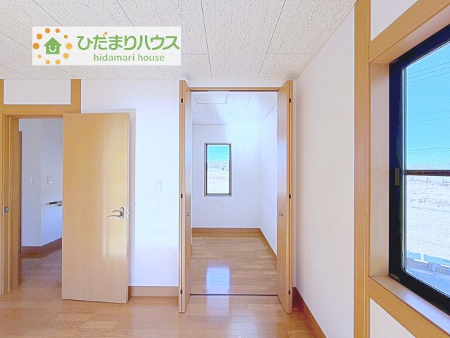 【収納】 | 取手市新取手５丁目　中古戸建 | 小物類から掃除機やシーズンオフの暖房器具といった大きいものまで1か所に収納できる、機能的な大容量ウォークインクローゼット付き(^^♪