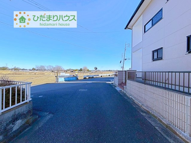 【前面道路含む現地写真】 | 取手市新取手５丁目　中古戸建 | たっぷりの陽光と心地よい風が舞い込む住まい♪