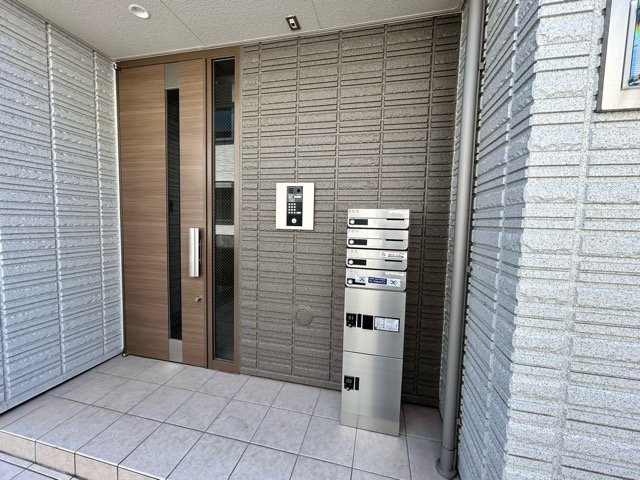コンフォート夏橙のエントランス|オートロック・防犯カメラ・宅配ボックス設置