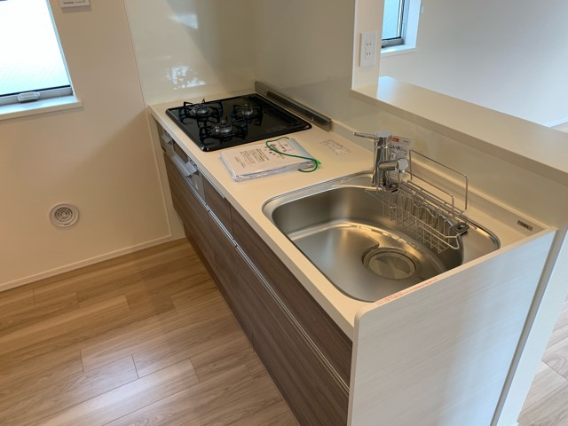 コンフォート夏橙のキッチン|ガスコンロ３口グリル付。小窓もあります。