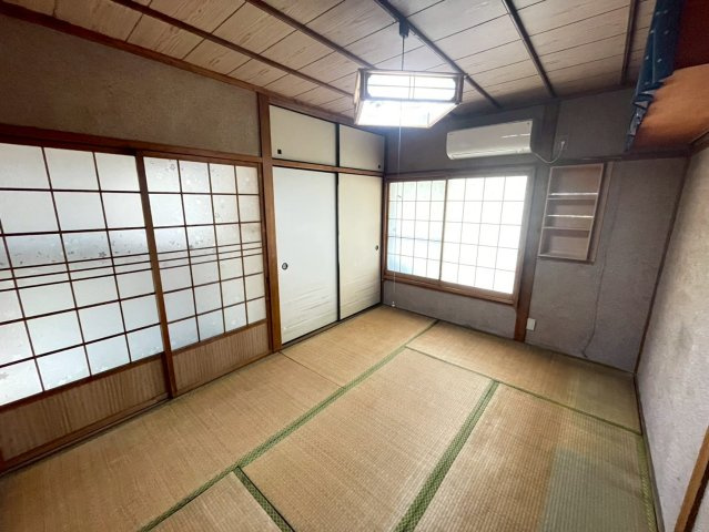 枚方市甲斐田新町の和室|約6帖の和室。
ベランダに面して明るい和室です。