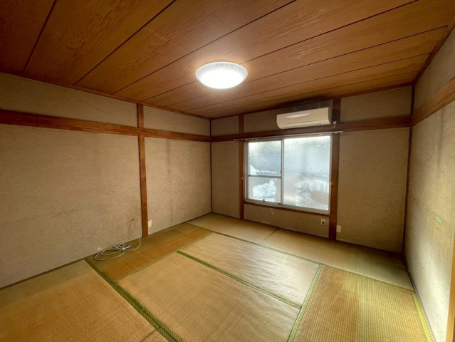 枚方市甲斐田新町の和室|約8帖の和室。こちらの和室もベランダ付きのお部屋で風通し良好です！