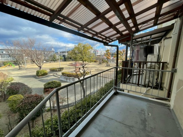 枚方市甲斐田新町のバルコニー|幅のあるベランダで洗濯物たっぷり干せます！