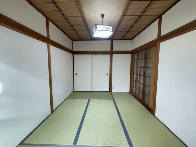 枚方市甲斐田新町の和室|約6帖の和室。全室約6帖以上とゆったりした広さがあります。
全居室押入れ収納付きです！