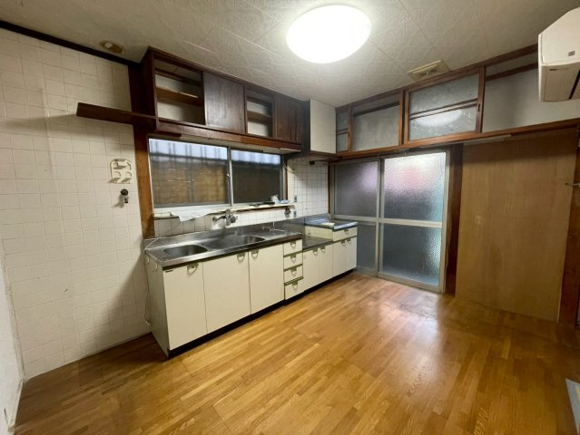 枚方市甲斐田新町のキッチン|約6.7帖のダイニングキッチン。
キッチン横には勝手口付きです。