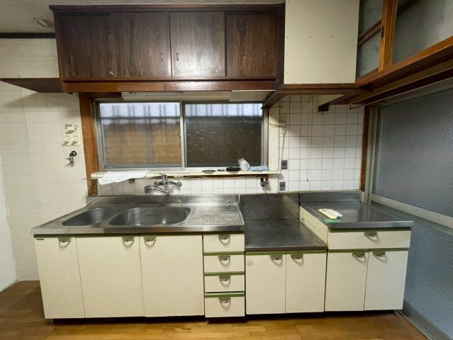 枚方市甲斐田新町のキッチン|お好みのコンロ設置可能なキッチンです。
上下にたっぷり収納付きで調理器具もスッキリ収納できます。