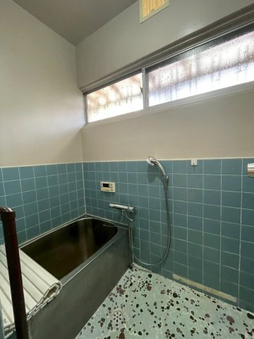 枚方市甲斐田新町の浴室|冬にうれしい追い焚き機能付きの浴室。
窓もついているので換気の心配もいりません。