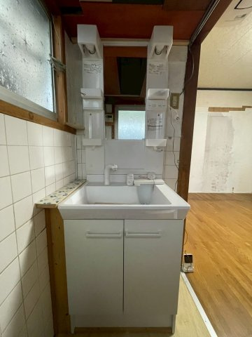 枚方市甲斐田新町の独立洗面台|シンプルで使いやすい洗面化粧台です。