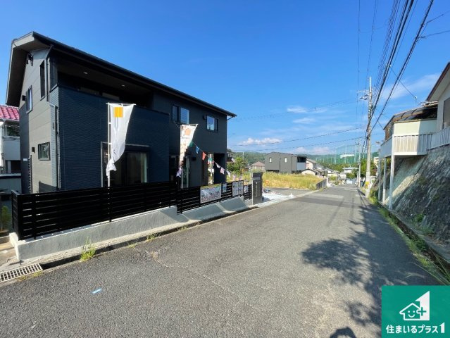 神戸市西区秋葉台　新築一戸建ての前面道路含む現地写真|周辺は閑静な住宅街！前面道路広々で車の出し入れも便利です。駐車が苦手な方でも安心して車庫入れできます！