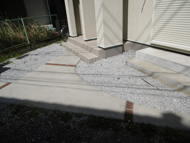 西東京市保谷町３丁目のアパートの庭