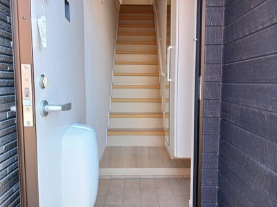 【玄関】 | サンフラワーＢ | 明るい玄関です