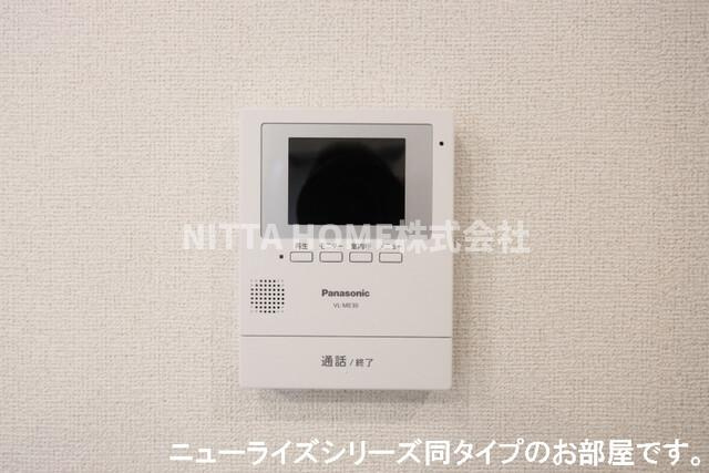綾部市大島町穴見のアパートのセキュリティ|【イメージ写真図】モニタ付きインターホンを完備◎