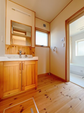【中古戸建】藤岡市藤岡の独立洗面台|■洗面室｜洗濯機を置いてもゆとりある広さの洗面脱衣室です♪三面鏡の洗面化粧台なので身支度もしやすくおしゃれが好きな方にも嬉しい設計です♪窓があるので換気の際も楽ちんです♪