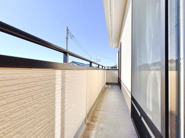 【中古戸建】藤岡市藤岡のバルコニー|■バルコニー｜お布団がたくさん干せますね♪バルコニーから入る日差しは暖かく、爽快な朝の目覚めを促してくれます♪洗濯物やお布団を干して太陽の香りを吸い込んだお布団で夜はおやすみください。