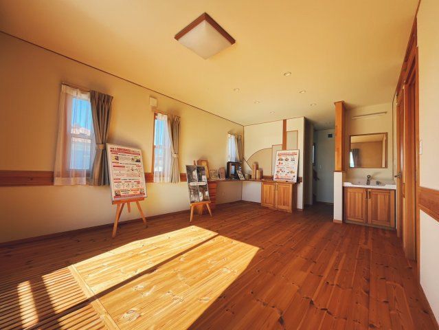 【中古戸建】藤岡市藤岡の洋室|■2階洋室｜お子様の一人部屋にピッタリな洋室。木のぬくもりを感じるフローリングは、天然木の味わいが時とともに深みを増していきます。また、傷にも強く、フリーワックスでお手入れもラクラクです♪