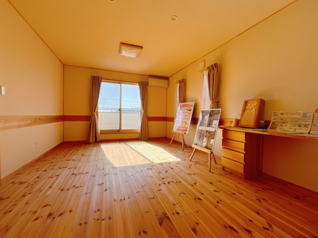 【中古戸建】藤岡市藤岡の洋室|■2階洋室｜ナチュラルカラーの床です。模様替えなどとても楽しく工夫できます♪陽当たり、風通しもとても良いので毎日快適な生活スタートです！子供部屋にも良いですね♪